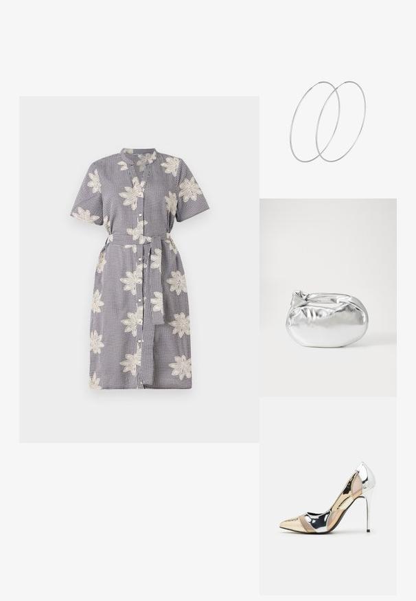 Kortärmad klänning i marinblå och vit rutigt mönster, med broderade vita blommor, knäppning fram och knytmidja.; Spetsig tå högklackad sko med en färgpalett av silver, guld och nude. Glansig yta med utskärningsdesign, utrustad med en stilettklack.; Silverfärgad metallisk påse med en mjuk, rundad form och en knutstängning upptill. Tillverkad av ett mjukt material i konstläder.; Silverfärgade hoopörhängen med en minimalistisk design. Cirkulär form, slät yta och tunn profil. Lätta med en polerad finish.
