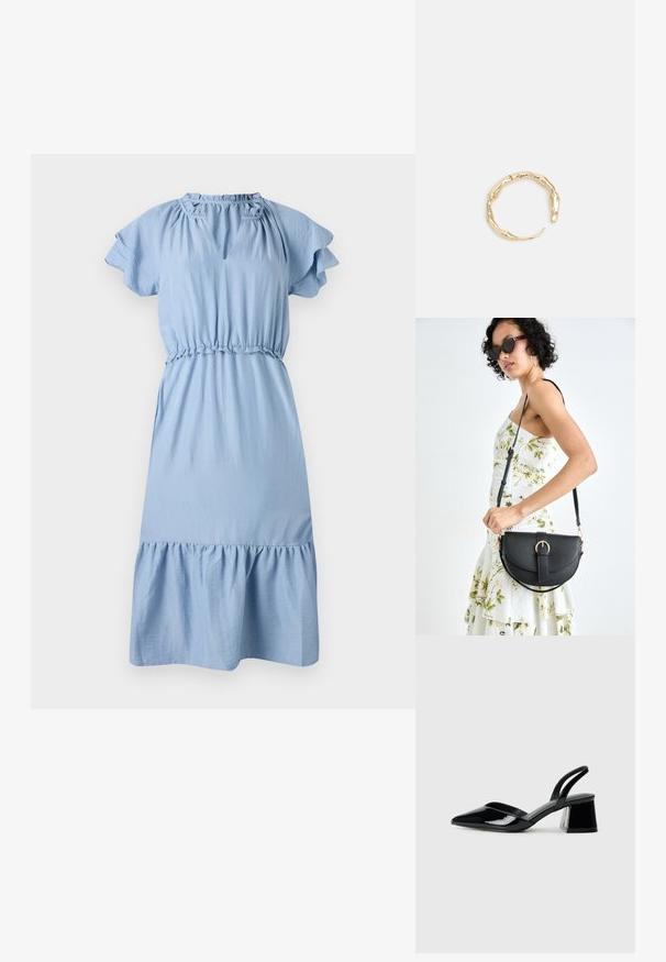 Hellblaues Baumwollkleid mit kurzen, gerafften Ärmeln, einer gerafften Taille und einem ausgestellten Saum. Mit einem Schlüssel-Ausschnitt-Detail.; Schwarze Lackleder-Slingback-High Heels mit spitzem Schuh und einem geometrischen Blockabsatz. Verfügt über ein schlankes, minimalistisches Design und eine glatte Textur.; Schwarze Lederhandtasche mit geschwungener Form, abnehmbarem Tragegurt und goldenen Beschlägen. Die Tasche verfügt über einen Deckel mit einer Schnallen-Details.; Goldfarbener Ring mit einem organischen, gedrehten Design, glatter Oberfläche und sich verjüngenden Enden, was ein modernes, skulpturales Erscheinungsbild erzeugt.