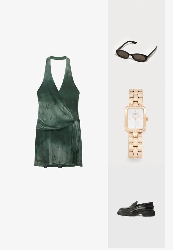 Obleka v zavitku iz lahkega blaga v temno zeleni barvi, z V-izrezom, halterneck oblikovanjem, zavezanjem pod pasom in tekočim silhuetom.; Črne usnjene čeveljce brez vezalk z zaobljenim nosom, debelim teksturiranim podplatom in subtilnim šivom. Na zadnjem delu je majhna oznaka.; Črne sončne očala z ovalnimi, pol-okvirnimi lečami. Sijajni okvirji in elegantne ročke. Temnae leče z minimalnimi podrobnostmi opreme.; Rozo zlato pravokotni ura z kovinskim trakom, draguljskimi detajli na obodu in belim številčnico z črnimi oznakami in kazalci.