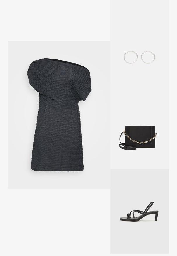 Aszimmetrikus fekete ruha texturált anyagból, egy vállon drapírozott fazonnal és hullámos részletekkel ellátott egyenes szegéllyel.; Fekete pántos szandál négyzetes orral és alacsony blokk sarkal. Több vékony pánttal és állítható boka pánttal rendelkezik. Sima bőrből készült.; Fekete bőr keresztpántos táska, sima textúrával, téglalap alakú és fém lánc részlettel az elején. Állítható pánttal ellátva.; Ezüst karika fülbevalók, letisztult, kerek formával, sima felülettel és látható díszítés nélkül. A átmérő nem megadott.
