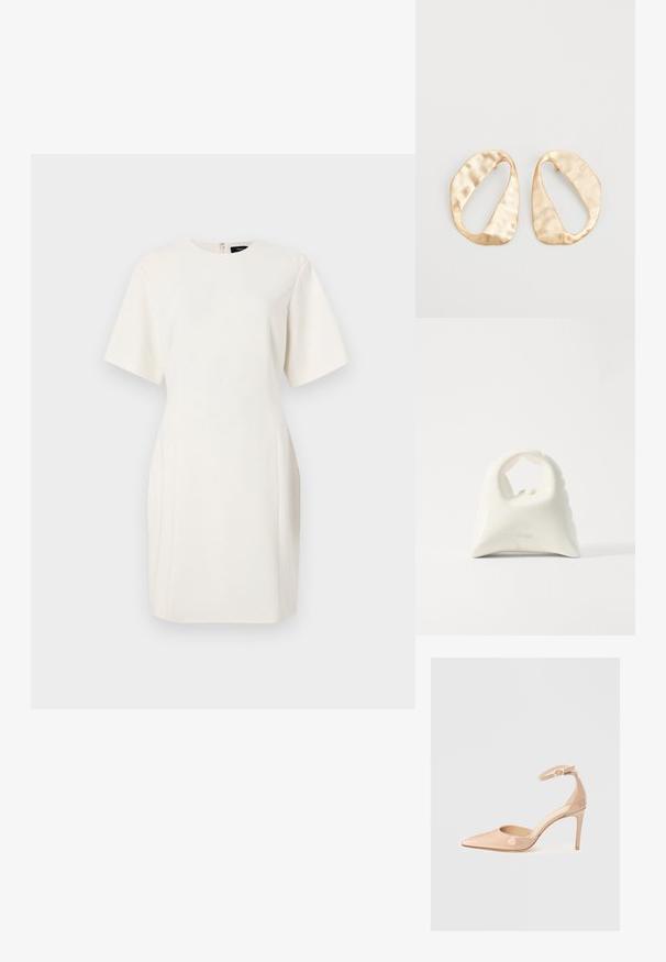 Rövid ujjú fehér ruha lekerekített nyakkivágással, egyenes szabással, oldalzsebekkel és hátul zippzárral. Simma, könnyű anyag.; Meztelen színű, lakk bőr, hegyesorrú cipő bokapánttal és stiletto sarkal, sima textúrával és minimalista dizájnnal. ; Fehér kézitáska, texturált, ívelt dizájnnal. Kiemelkedő füllel és lekerekített aljjal rendelkezik, sima felülettel és minimális fémszerelvényekkel.; Egy pár szabálytalan, ovális formájú, aranyszínű fém fülbevaló, enyhén kalapált felülettel, fehér háttéren.