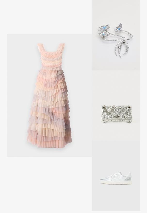 Maxikleid mit geschichteten, sanften Farbtönen von Pink, Creme und Flieder in Rüschendesign, strukturiertem Stoff und rundem Ausschnitt.; Weiße Sneaker mit metallic-silbernen Akzenten, glatter Textur, runder Zehenpartie, flacher Sohle und traditionellem Schnürdesign.; Silberne metallische Handtasche mit Kettenhenkel, gestepptem Muster, dekorativer Naht und Reißverschluss. Verfügt über geprägte Akzente auf der Vorderseite.; Silbernes Brosche in Form von Ästen mit drei floralen Akzenten, ausgestattet mit hellblauen Edelsteinen als Mitte, polierte Oberfläche und organische Designdetails.