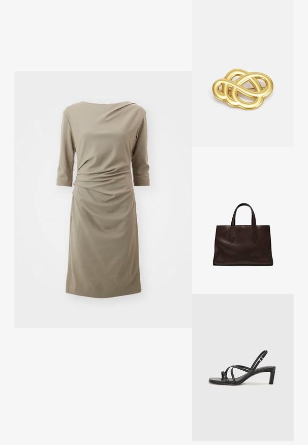 Olivově zelené šaty po kolena z jemné tkaniny; mají splývavý design s tříčtvrtečními rukávy a jemným řasením na boku.; Černé sandály na tenkém podpatku se čtveratou špičkou a nízkým blokovým podpatkem. Mají několik tenkých popruhů a nastavitelné zapínání okolo kotníku. Vyrobeny z hladké kůže.; Hnědá kožená taška přes rameno s dvěma dlouhými uchy, strukturální obdélníkový tvar, hladká textura a jemné švy.; Brož ve zlatém tónu s uzlovým vzorem, hladkými zakřivenými liniemi a složitým tvarem, odrážející lesklý povrch.