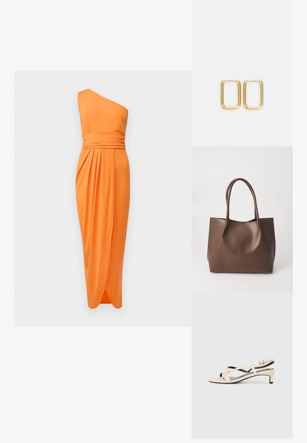 Eno-rameni, oranžna obleka iz elastične tkanine, z zbranim pasom in drapirano sprednjo stranjo za aerodinamično silhueto.; Bežna usnjena sandala s slingbackom z mrežastimi trakovi, nizko peto in črnimi detajli. Gladka tekstura in minimalističen dizajn.; Rjava usnjena torba z dvema dolgima ročajema, strukturirane oblike, gladke teksture in minimalisticnega dizajna. Ni vidne strojne opreme ali dodatkov.; Zlati kovinski uhani v obliki kvadrata z gladkimi robovi in poliranim zaključkom, ki svetijo s sijočo površino.