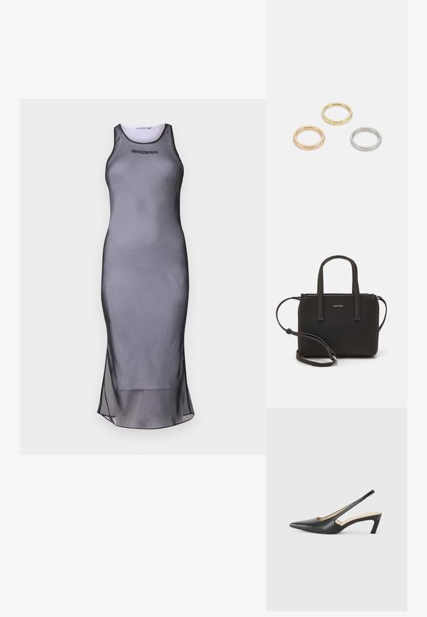 Siva haljina bez rukava s prilagođenim dizajnom, izrađena od glatkog materijala. Ima prozirni rub i crni detalj oko izreza i logotipa.; Crne cipele s izduženim vrhom i remenom oko pete, s niskom petom, izrađene od glatke kože i s izrezbarenom stranom radi prozračnosti.; Crna torba s dva kratka ručka i uklonjivom naramenicom. Glatki materijal nalik koži s zatvaračem na zatvaranje i detaljem s logom.; Tri metalne prstenove: jedan od rose zlata, jedan od zlata s teksturiranim akcentima i jedan od srebra, svi s ugraviranim logotipom na unutarnjoj strani.