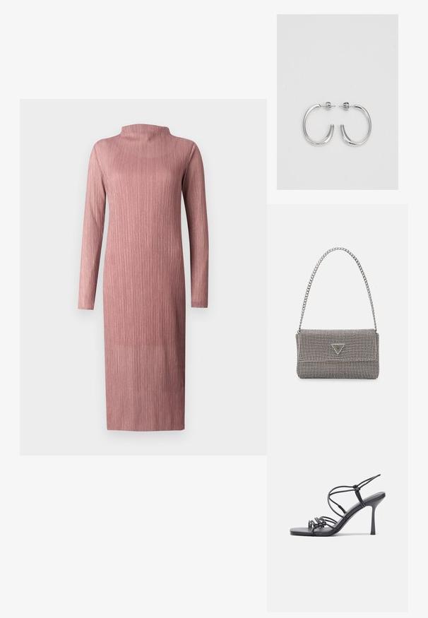 Pitkähihainen, ribbipintainen mekko pehmeässä vaaleanpunaisessa värissä, jossa on korkea kaula-aukko. Suora leikkaus ja nilkkapituus, jossa on teksturoitu kudottu kangas.; Mustat korkokengät sandaalit, joissa on ohuet hihnat solmittuna, sileä neliön muotoinen varvasosa ja tyylikäs stiletto-korko.; Vaalea harmaa metallinen käsilaukku, jossa on ketjusanka. Laukku on koristeltu pienillä pyöreillä metallikoruilla ja kolmion muotoisella brändilogolla.; Hopehopeet hopehopeet hopehopeet hopehopeet, jolla on sileä, kiiltävä pinta. Pyöreä muoto, kevyt rakenne, jossa on neulakiinnitys.