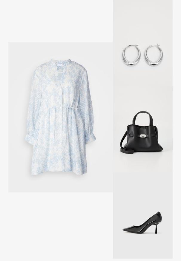 Samsøe Samsøe AMELIE DRESS - Skjortekjole - light blue; Sorte lakk lær høyhælte pumper med spiss tå, slank design og tynn stilettohæl, med en glatt, blank tekstur.; Svart skinnveske med teksturert overflate, som har to håndtak på toppen, en avtagbar skulderrem og detaljer med sølvspenne.; Et par polerte sølv halvmåne hoop øredobber med hengselspenner på hvit bakgrunn.