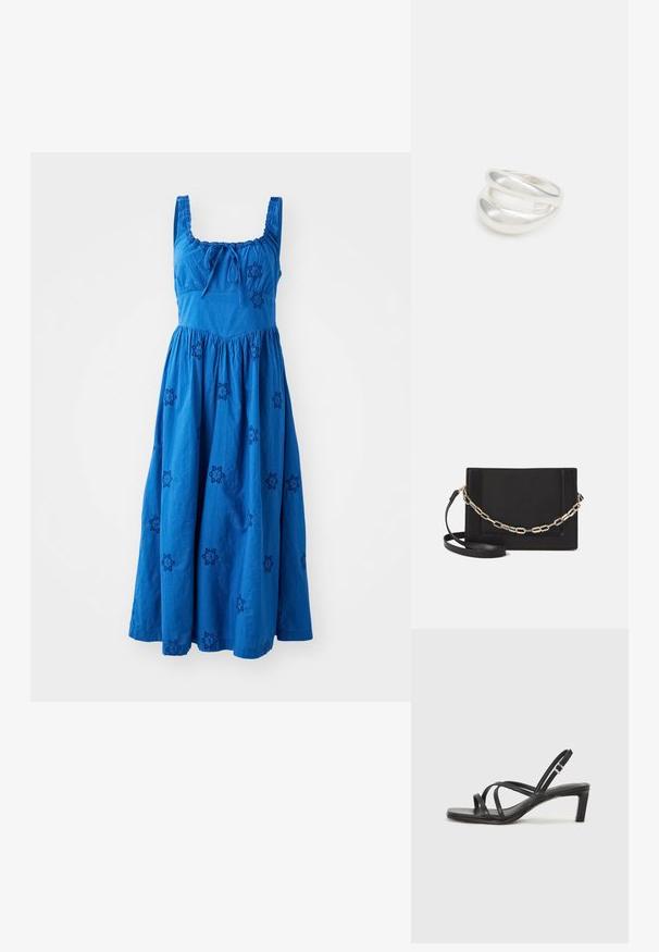 Varrukata sinine puuvillane kleit kogutud seelikuga, millel on tume sinine õmmeldud lillemuster ja sidumisdetail kaeluses.; Mustast rihmajalatsid ruudukujulise varba ja madala ploki kontsaga. Omab mitmeid õhukesi rihmasid ja reguleeritavat pahkluu rihma. Valmistatud siledast nahast.; Mustast nahast õlakott, mis omab siledat tekstuuri, ristküliku kuju ning esiküljel metallketi detaili. Reguleeritav rihm on kaasas.; Hõbedane kahekordne rõngas sujuva, poleeritud pinnaga. Omab voolavat, kõverat disaini, millel on kattuvad sektsioonid, et saavutada kaasaegne ilme.