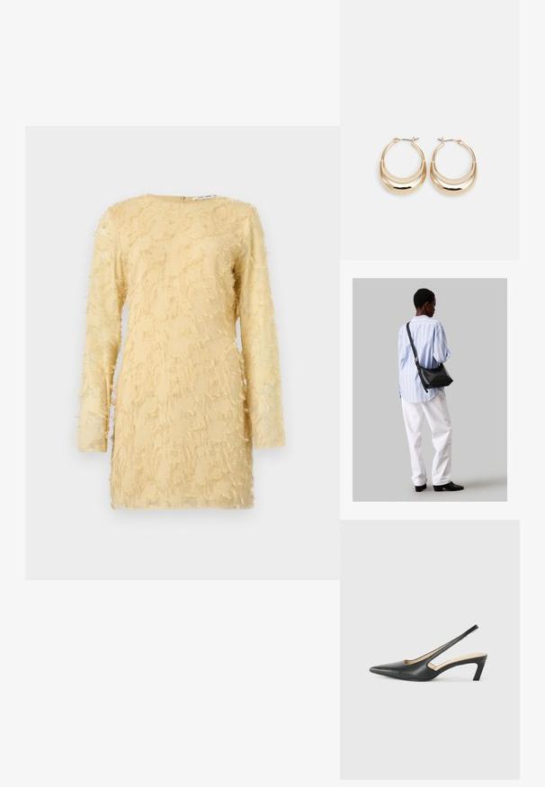 Sárga, hosszú ujjú ruha, texturált anyag frayed részletekkel. Kerek nyakkivágás, hátul cipzáras záródással.; Fekete, hegyes orrú, slingback cipő alacsony sarkával, sima bőrből készült, oldalt kivágott deisgnal a légáteresztőképesség érdekében.; Fekete bőr válltáska puha tapintással, háromszög alakú, állítható pánttal, világoskék csíkos inggel és fehér nadrággal párosítva.; Aranyszínű, félhold alakú fülbevalók, polírozott felülettel és zsanéros záródással. A sima textúra és a fényes felület fokozza a láthatóságot.