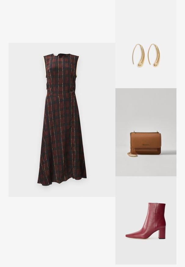 Vestido sem mangas em xadrez vermelho escuro e preto, com detalhes em dourado, corpo justo e saia fluida com uma fenda lateral.; Bota de tornozelo em couro bordô com bico afiado, salto bloco e textura suave, apresentando um design sem emendas e sem hardware visível.; Bolsa crossbody de couro texturizado castanho com alça de corrente dourada e fecho com aba. A parte da frente apresenta detalhe do logótipo e um bolso sob a aba.; Brincos em metal dourado com forma de arco alongado e curvado. Apresentam uma superfície lisa e brilhante, com uma ponta arredondada para um detalhe adicional.