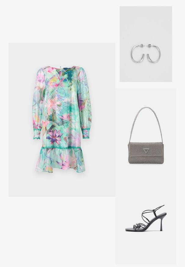 Áttetsző, rövid turquoise színű ruha virágmintával, rózsaszín és lila részletekkel. Ráncolt alj és hosszú ujjú, gumis pánttal ellátott ujjak.; Fekete magas sarkú szandálok vékony pántokkal, csomózott mintával, sima négyzetes orral és karcsú stiletto sarkal rendelkeznek.; Világosszürke fémes kézitáska lánc pánttal, kis kör alakú fém kifinomult díszítéssel és háromszög alakú márkagéppel.; Ezüst karika fülbevalók sima, fényes felülettel. Lekerekített forma, könnyű kialakítással, tűs zárómechanizmussal.