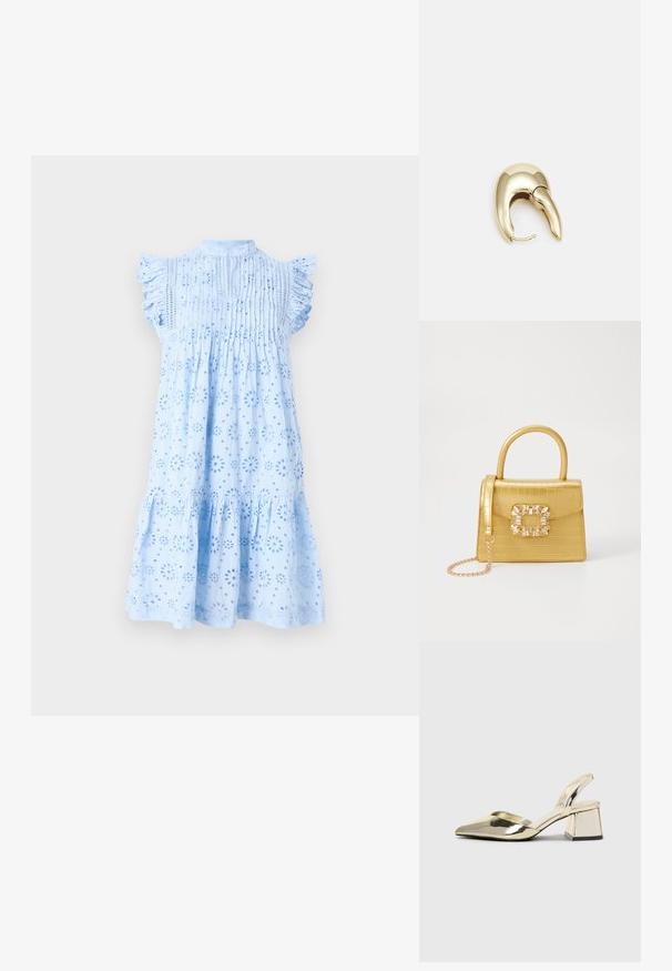 Rochie albastră deschisă cu mâneci scurte fâlfâinde, având modele florale decupate, detalii plisate la piept și o margine evazată.; Pantofi cu toc slingback metalici aurii, cu vârf ascuțit și toc chunky. Textură netedă, design minimalist și o curea subțire.; Geantă galbenă din faux-crocodil cu un design structurat, mână superioară, curea detașabilă cu lanț și embellisment decorativ cu cristale pe închidere.; Cercei din metal de culoare aurie cu un design elegant și curbat. Prezintă o formă distinctivă, ascuțită, o suprafață lustruită și un sistem de închidere cu balama.