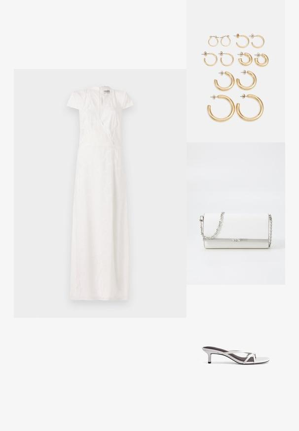 Weißes Maxikleid mit kurzen Puffärmeln, tiefem V-Ausschnitt, Wickeldesign und subtilen strukturierten Mustern. Weicher Stoff mit fließender Silhouette.; Silberne Sandalen mit hohen Absätzen, einem kreuzenden Riemen-Design, einer glatten Textur und einer spitzen Zehenform. Der Absatz ist etwa fünf Zentimeter hoch.; MICHAEL Michael Kors MONA - Umhängetasche - optic white; Set von goldenen Creolen mit verschiedenen Größen und Designs, darunter kleine, mittlere und große Stile, mit glatten metallischen Oberflächen.