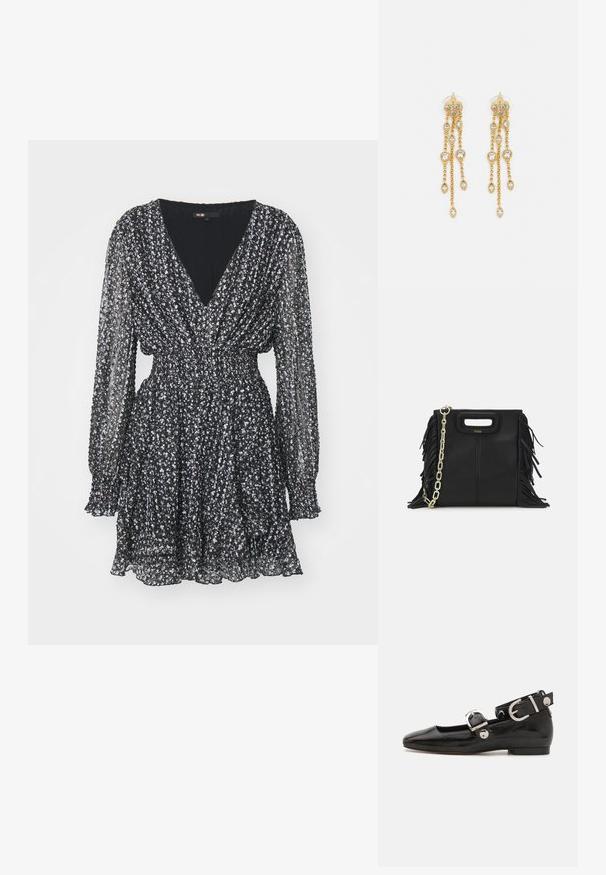 Svart langermet minikjole med små hvite blomstertrykk, V-hals, elastisk innskrenket midje, og volangkant på hem og mansjetter.; Sorte lakkderflat sko med firkantet tå, ankelstropp med sølvfarge detaljer, og flat såle. Glatt tekstur med minimalistisk design.; Svart læderhåndtaske med frynsedetaljer, guldkæde skulderrem og udskåret håndtag. Har logo placeret på forsiden.; Gullfargede øreringer med flere hengende kjeder, med klare ovale rhinestein aksenter og dekorative stud-topper.