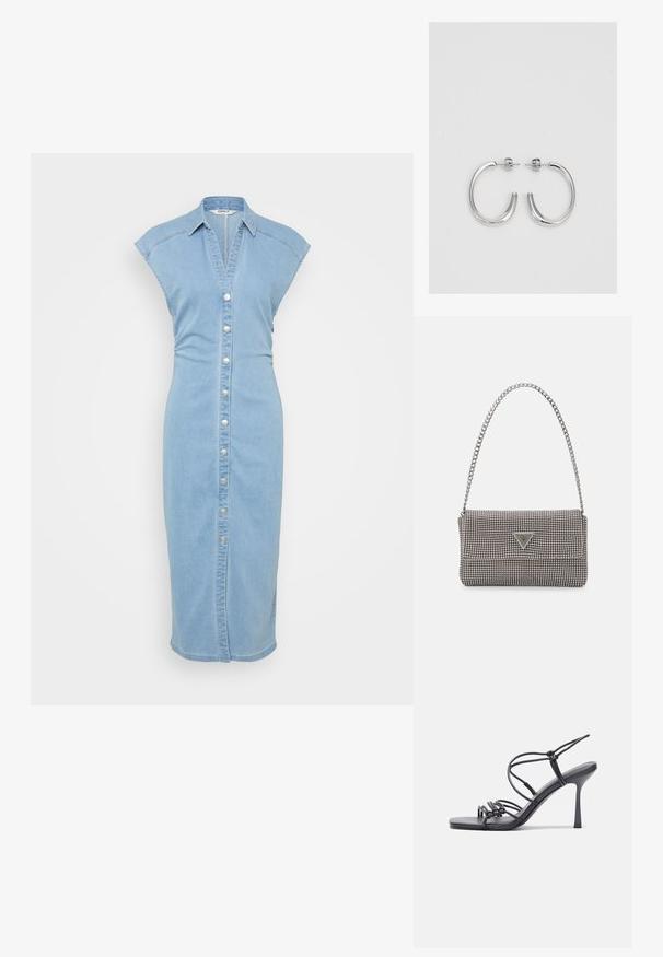 Világoskék farmer ruha gombos elülső résszel, rövid ujjakkal, galléros nyakkal és testhez simuló fazonnal, amely a deréknál szűkül.; Fekete magas sarkú szandálok vékony pántokkal, csomózott mintával, sima négyzetes orral és karcsú stiletto sarkal rendelkeznek.; Világosszürke fémes kézitáska lánc pánttal, kis kör alakú fém kifinomult díszítéssel és háromszög alakú márkagéppel.; Ezüst karika fülbevalók sima, fényes felülettel, ívelt formával és postazáras zárral. Minimalista, modern kivitel.
