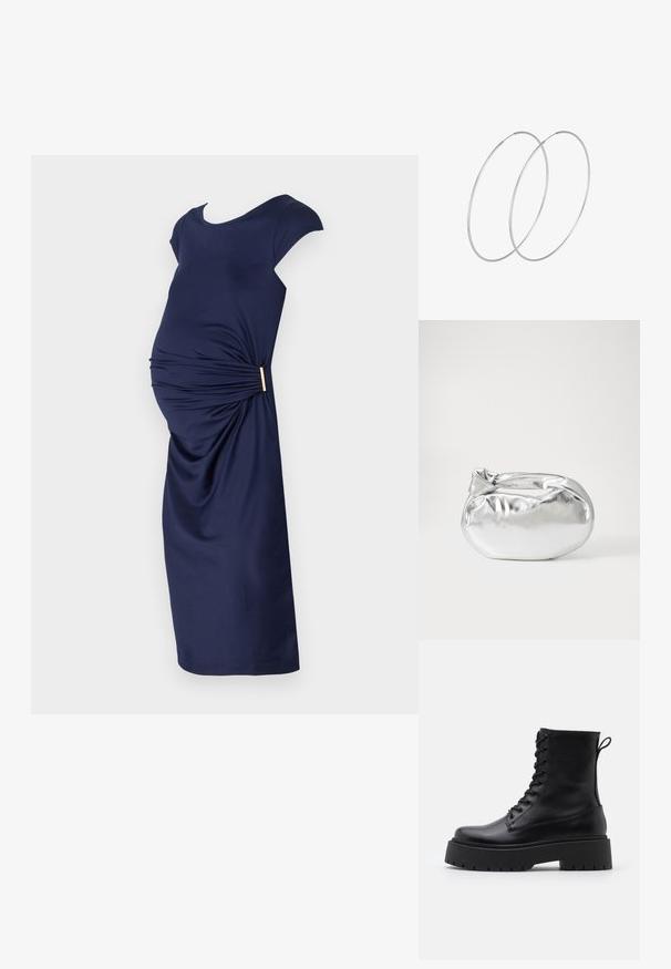 Jūrinės nėštumo suknelės su trumpomis rankovėmis, surinkimo detalėmis priekyje ir auksiniu akcentu juosmens srityje. Sklandžiai priglundanti, tampri medžiaga.; Juodos odinės aulinukės su apvalia nosimi, raišteliais priekyje ir storesniu guminio pado apačioje su tekstūruotu raštu. Priekyje yra kilputė.; Sidabrinė metalinė maišelio forma su švelnia, apvalia forma ir mazgu užveriamu viršumi. Pagaminta iš lygios dirbtinės odos medžiagos.; Sidabrinės pusmėnulio auskarai minimalistiniu dizainu. Apskritimo forma, lygus paviršius ir plonas profilis. Lengvi su poliruotu apdailu.