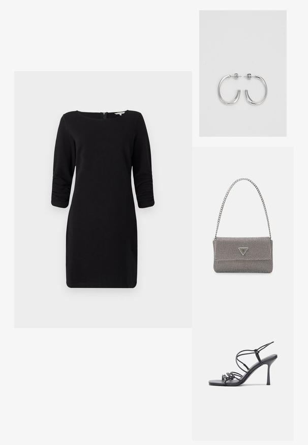 Czarna sukienka z rękawami trzyczwartowymi, dekoltem w serek, strukturą tkaniny oraz zamkiem błyskawicznym z tyłu, oferująca dopasowany fason.; Czarne sandały na wysokim obcasie mają cienkie paski z węzłowym wzorem, gładki, kwadratowy czubek i smukły obcas w stylu szpilki.; Jasnoszara metaliczna torebka na łańcuszku, ozdobiona małymi okrągłymi metalowymi ćwiekami oraz trójkątnym logo marki.; Srebrne kolczyki na biglu o gładkim, błyszczącym wykończeniu. O zaokrąglonym kształcie, lekkim designie, z zamknięciem na zatrzask.