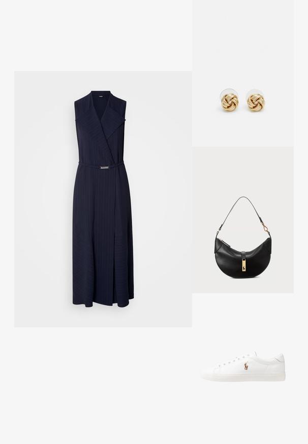 Marineblaue ärmellose Kleid mit Schalkragen, Nadelstreifenmuster, Wickeldesign und einem dünnen Gürtel mit silberner Schnalle.; Weiße Leder-Sneaker, niedrig geschnitten, mit glatter Textur, runder Zehenpartie, Schnür vorne und kleinem gesticktem Logo an der Seite.; Schwarze Lederhandtasche in Halbmondform. Verfügt über eine goldene Hardware-Akzentuierung und einen schmalen Tragegurt. Sanfte Textur, Reißverschlussverschluss an der Oberseite.; Goldfarbene Ohrstecker mit Knoten in gedrehter Ausführung. Jeder Ohrstecker verfügt über eine runde, transparente Rückseite für sicheren Halt.
