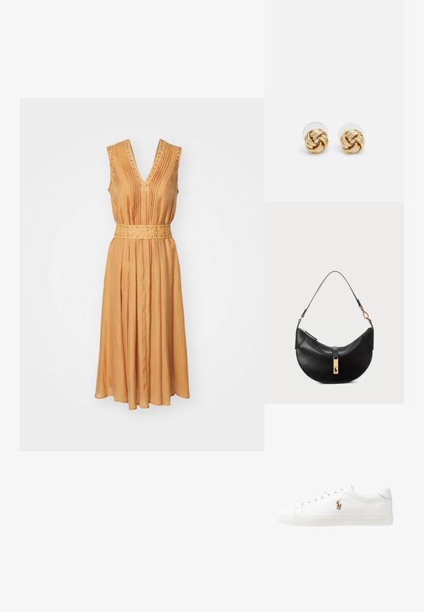 Kleita bez piedurknēm ar V veida kakla izgriezumu siltā oranžā krāsā, ar krokām un jostasvietu, dekorētu ar mazām kniedēm. Gluda, viegla auduma.; Baltas ādas sporta apavi, zema dizaina, ar gludu tekstūru, noapaļotu purngalu, ar auklēm priekšpusē un nelielu izšūtu logotipu sānos.; Melnas ādas rokas soma pusmēness formas. Iezīmē zelta metāla akcentus un šauru siksniņu. Gluda tekstūra, rāvējslēdzēja aizdare augšpusē.; Zeltītu mezgla auskari ar vērptu dizainu. Katrs auskaru pāris ir aprīkots ar apaļu caurspīdīgu atbalstu drošai nēsāšanai.