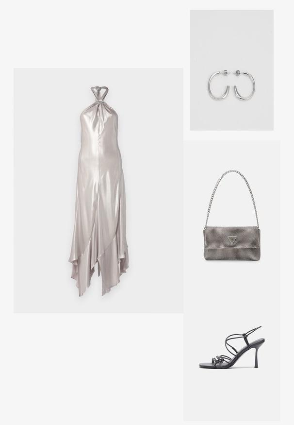 Misiņas kleita ar halteru kakla dizainu, izgatavota no spīdīga auduma, ar cieši pieguļošu augšdaļu, plūstošu apakšdaļu un pagrieztu mezglu akcentu ap kaklu.; Melnas augstpapēžu sandales ar plāniem siksniņām un mezgla dizainu, gluda kvadrātveida purngalu un elegantu stiletto papēdi.; Gaiši pelēka metāla rokassoma ar ķēdes siksnu, rotāta ar mazām apaļām metāla kniedēm un trīsstūra zīmola logo.; Sudraba riņķveida auskari ar gludu, spīdīgu apdari. Apaļas formas, viegla dizaina, ar aizdari uz stieples.