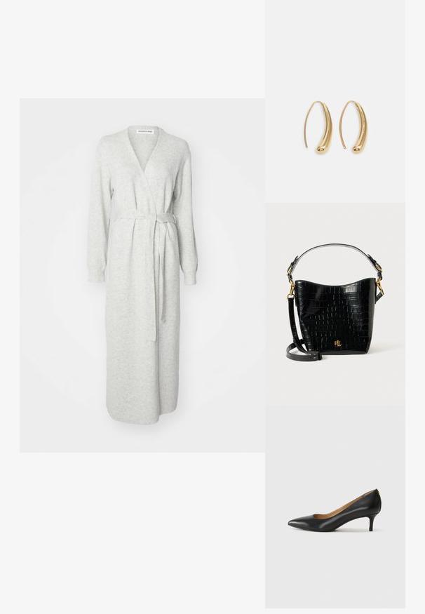 Robe longo de manga comprida em cinza claro, feito de um tecido suave e texturizado. Apresenta um cinto de laço na cintura e um design em V.; Sapato de salto alto em pele preta com bico fino, salto baixo e textura suave. Apresenta uma ligeira abertura na parte da frente e mínima ferragem na parte de trás.; Bolsa de pele corcunda preta com textura de crocodilo, formato curvo, detalhes em metal dourado, alça ajustável e logotipo na parte da frente.; Brincos em metal dourado com forma de arco alongado e curvado. Apresentam uma superfície lisa e brilhante, com uma ponta arredondada para um detalhe adicional.