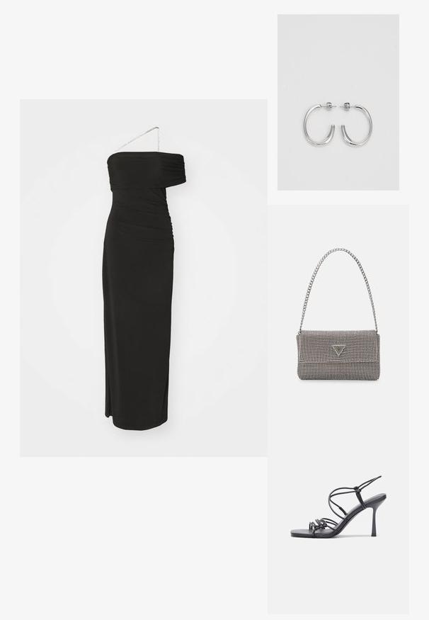 Czarna sukienka bez ramiączek o marszczonej fakturze, eleganckim kroju, z bocznym rozcięciem i cienkim łańcuszkiem jako detalem. Wykonana z tkaniny elastycznej.; Czarne sandały na wysokim obcasie mają cienkie paski z węzłowym wzorem, gładki, kwadratowy czubek i smukły obcas w stylu szpilki.; Jasnoszara metaliczna torebka na łańcuszku, ozdobiona małymi okrągłymi metalowymi ćwiekami oraz trójkątnym logo marki.; Srebrne kolczyki na biglu o gładkim, błyszczącym wykończeniu. O zaokrąglonym kształcie, lekkim designie, z zamknięciem na zatrzask.
