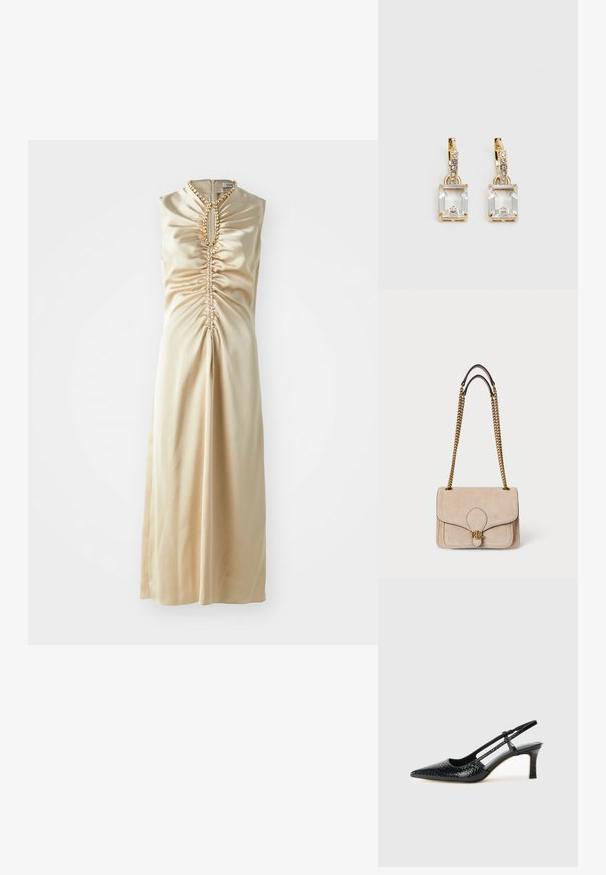 Robe en satin beige avec un design sans manches, des détails froncés à l'avant et des accents en bijoux autour de l'encolure.; Escarpin slingback en vernis noir avec un bout pointu, présentant un imprimé serpent texturé, une sangle réglable et un petit talon bloc texturé.; Sac à main en daim beige avec des anses en chaîne dorée, de forme rectangulaire structurée, avec des coutures et un accent de logo doré à l'avant.; Boucles d'oreilles en or lumineux avec un cristal rectangulaire transparent pendent sous une rangée de petits accents ronds transparents. Design élégant et moderne.