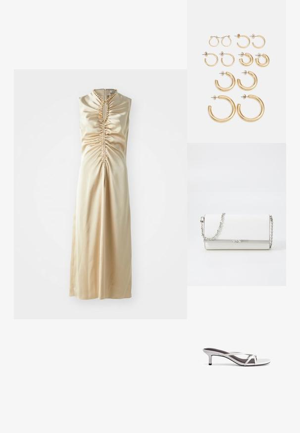 Sukienka z satynowego beżu o bezrękawowym kroju, z marszczonym detalem z przodu oraz biżuteryjnymi akcentami wokół dekoltu.; Srebrne sandały na obcasie z krzyżującymi się paskami, o gładkiej fakturze i spiczastym nosku. Obcas ma wysokość około dwóch cali.; MICHAEL Michael Kors - Torba na ramię; Zestaw złotych kolczyków w kształcie kół, oferujący różne rozmiary i wzory, w tym małe, średnie i duże style, z gładkimi metalicznymi wykończeniami.
