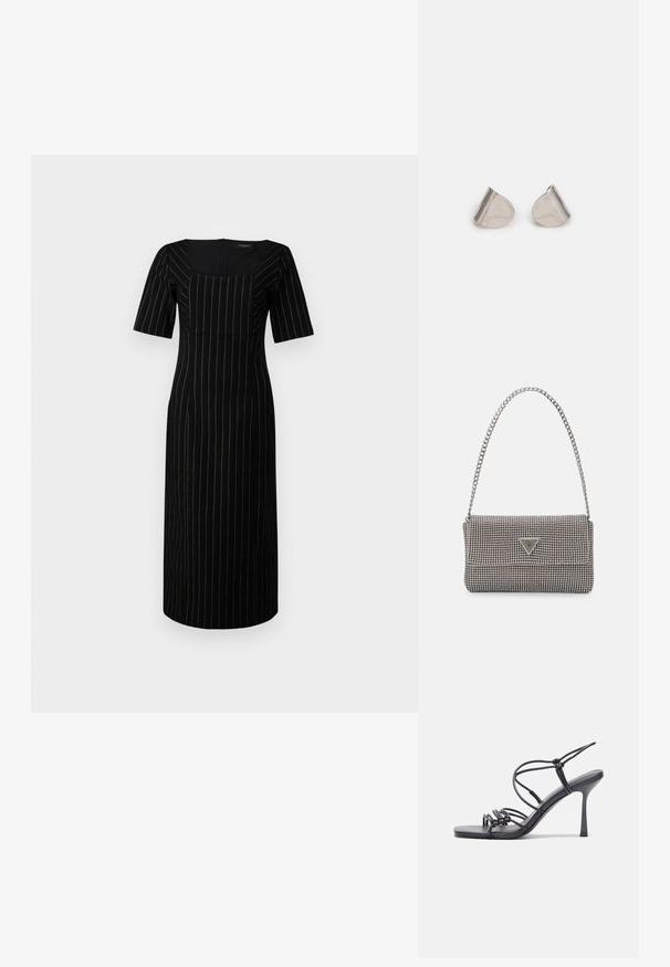Svart kjole med korte ermer, firkantet hals, og vertikale hvite striper. Skreddersydd design, kne-lengde, glatt tekstil.; Svart høye hælsandaler har tynne stropper med en knyttet design, en glatt firkantet tå og en elegant stiletto-hæl.; Lys grå metallisk håndveske med kjedehank, dekorert med små sirkulære metalliske nagler og en triangel merkevarelogo.; Sølvmetalløreringer med en jevn, dråpeform og en polert finish. Subtile graveringer legger til detaljer. Minimalistisk design.