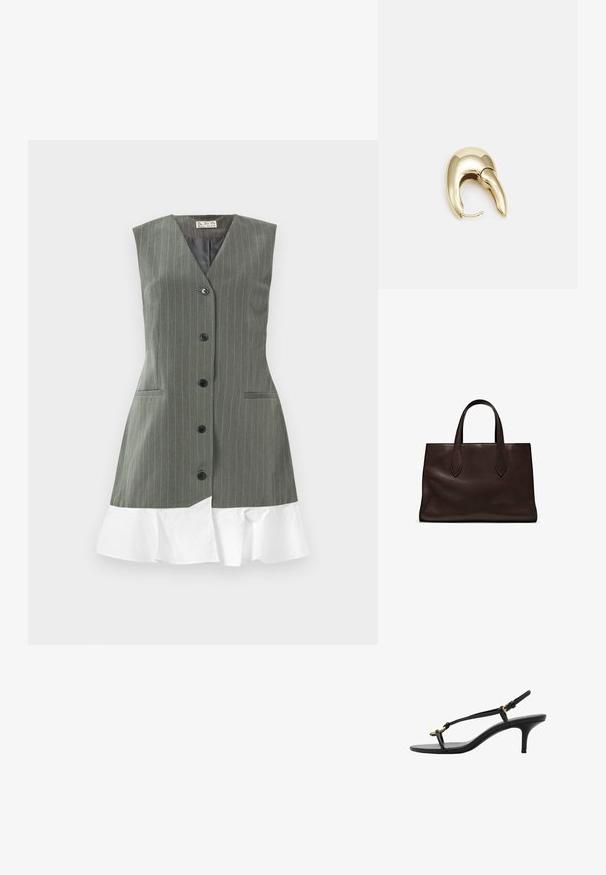Sukienka bez rękawów w szary paski z czarnymi guzikami z przodu i białym falbaniastym wykończeniem na jednolitym tle.; Czarne skórzane sandały na koturnie z cienkimi paskami, złotą klamrą i minimalistycznym pętelką na palce na białym tle.; Brązowa skórzana torba tote z dwoma wydłużonymi uchwytami, usztywnionym prostokątnym kształtem, gładką teksturą i subtelnymi detalami przeszycia.; Złote metalowe kolczyki o eleganckim, zakrzywionym kształcie. Posiadają charakterystyczny szpiczasty kształt, polerowaną powierzchnię oraz zapięcie na zawias.
