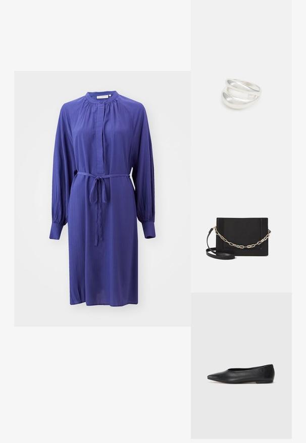 Fialové šaty s dlhým rukávom vyrobené z ľahkej tkaniny, ktoré majú gombíkový, vysoký výstrih a opasok v páse pre nastaviteľné prispôsobenie. Textúrovaný povrch.; Čierne kožené baletky, špicatý špička, minimalistický dizajn, hladká textúra, nízky podpätok, bez viditeľných prvkov alebo ozdôb.; Čierna kožená crossbody taška s hladkou textúrou, obdĺžnikovým tvarom a kovovým reťazovým detailom na prednej strane. Súčasťou je nastaviteľný popruh.; Strieborný prsteň s dvojitým pásikom s hladkým, lesklým povrchom. Má plynulý, zakrivený dizajn s prekryvajúcimi sa časťami pre moderný vzhľad.