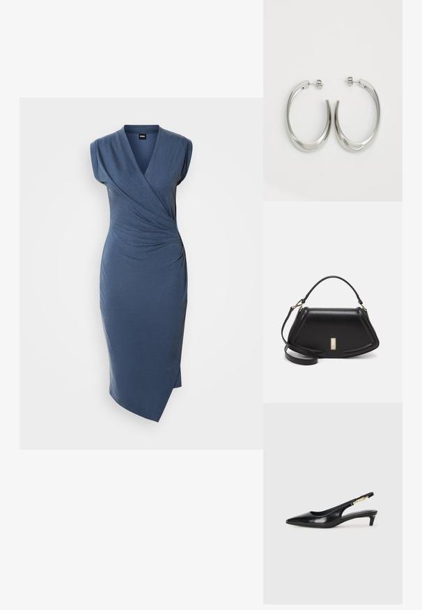 Robe portefeuille bleue avec un décolleté en V et des manches courtes, présentant des détails froncés à la taille et une fente sur le côté. Fabriquée en tissu doux.; Talons hauts en cuir noir avec un bout pointu, dotés d'un talon fin et d'un accent en ton or sur la lanière réglable. Texture lisse.; Sac à main en cuir noir avec un design structuré, featuring une forme cropped, une poignée supérieure et des accents en matériel doré. Bandoulière réglable incluse.; Boucles d'oreilles en argent avec un design lisse et courbé. Présentent une finition métallique brillante et une fermeture à clou. Pas de motifs ou d'accents visibles.