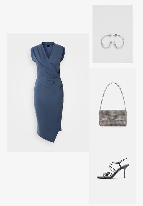 Sinine kätkrihma kleit V-kaelusega ja lühikeste varrukatega, millel on kogutud detailid vööl ja külgauk. Valmistatud siledast kangast.; Mustad musta värvi kontsandaalid on varustatud peente rihmadega, millel on sõlmekujundus, siledad ruudukujulised varbad ja stiilne stilettokonts.; Helehall metallik handbags, millel on kett, kaunistatud väikeste ümmarguste metallist õmblustega ja kolmnurkse brändi logoga.; Hõbedased rõngaskõrvarõngad, millel on sile ja läikiv pind. Ümar kuju, kerge disain, millel on post-tagumise kinnituse süsteem.