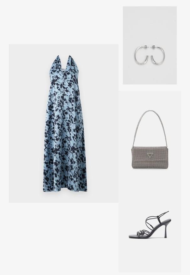 Kék és fekete mintás pánt nélküli maxi ruha mély V-nyakkivágással és laza, légies sziluettel, könnyű anyagból készült.; Fekete magas sarkú szandálok vékony pántokkal, csomózott mintával, sima négyzetes orral és karcsú stiletto sarkal rendelkeznek.; Világosszürke fémes kézitáska lánc pánttal, kis kör alakú fém kifinomult díszítéssel és háromszög alakú márkagéppel.; Ezüst karika fülbevalók sima, fényes felülettel. Lekerekített forma, könnyű kialakítással, tűs zárómechanizmussal.