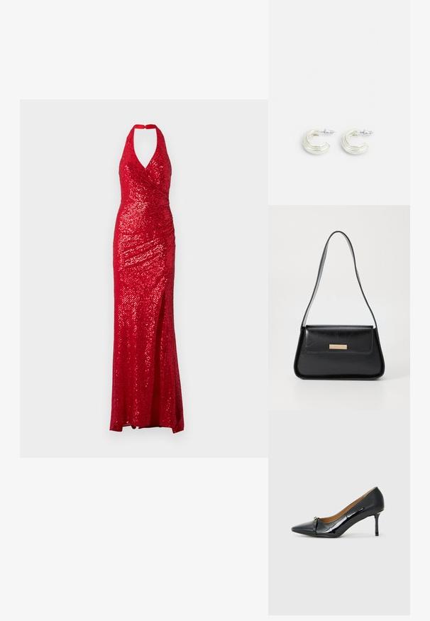 Röd paljettklänning med halterneck, figursydd överdel och ett sid slit. Tyget har en glänsande yta med ett draperat mönster.; Svart lackläder högklackad sko med spetsig tå, dekorativ rem detalj fram och en tunn stilettklack.; Svart läderhandväska med en strukturerad triangulär form, smal rem och detaljer i guldton med en logotavla på framsidan av locket.; Silverfärgade örhängen i en vriden ringdesign, med en texturerad yta och ribbad dekor, som fästs med en postklämma.