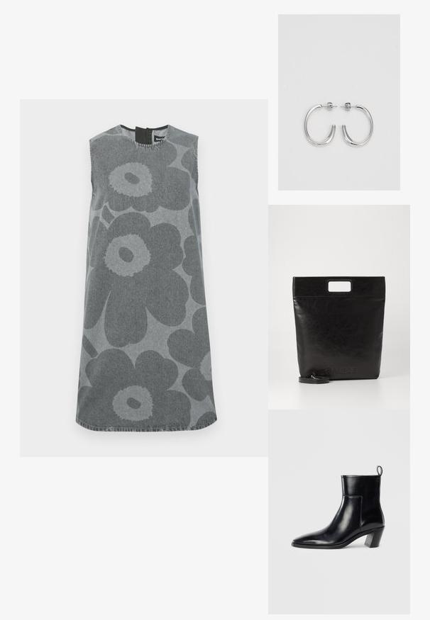 Haljina bez rukava od sivog denima s velikim tamnosivim cvjetnim uzorcima. Okrugli izrez s otvorom na leđima u obliku ključa i ravna silueta.; Crne kožne gležnjače s šiljastim vrhom, geometrijski složenim potplatom i omčom za povlačenje straga. Glatka tekstura i elegantan dizajn.; Crna kožna torba s kvadratnom drškom, s teksturiranim završetkom i utisnutim logotipom. Uključuje odvojivi remen.; Srebro naušnice u obliku prstena s glatkom, sjajnom završnom obradom. Zaobljenog oblika, laganog dizajna, s kopčom na poleđini.