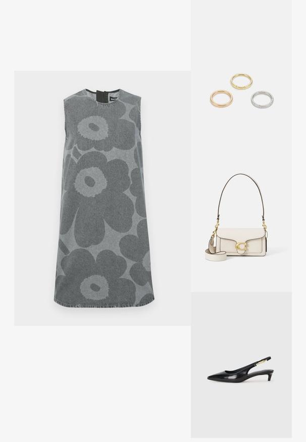 Bezramenné šaty ze šedého denimového materiálu s velkými tmavě šedými květinovými vzory. Kulatý výstřih se otočným otevřením na zádech a rovný silueta.; Černé kožené boty na podpatku s otevřenou patou a špičatou špičkou, s tenkým podpatkem a zlatým akcentem na nastavitelném pásku. Hladký povrch.; Krémová kožená kabelka se strukturovaným designem, kontrastními černými okraji, zlatými kovovými prvky a odnímatelným popruhem s podpisovým logem.; Tři kovové prsteny: jeden růžově zlatý, jeden zlatý s texturovanými detaily a jeden stříbrný, všechny s vyrytým brandingem na vnitřním boku.