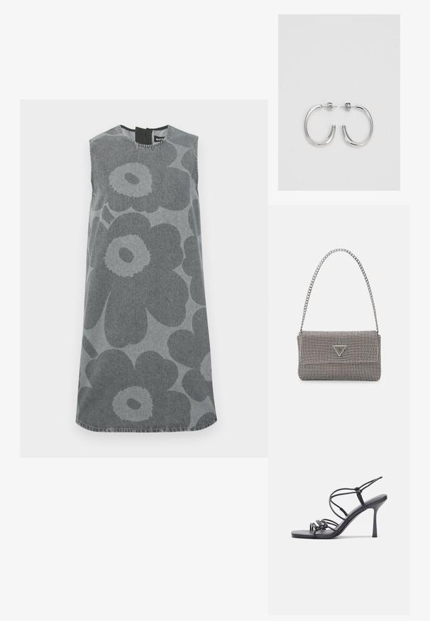 Hihaton harmaa denimpuku, jossa on suuria tummanharmaita kukkakuvioita. Pyöreä pääntie, jossa on avovaraus takana, ja suora siluetti.; Mustat korkokengät sandaalit, joissa on ohuet hihnat solmittuna, sileä neliön muotoinen varvasosa ja tyylikäs stiletto-korko.; Vaalea harmaa metallinen käsilaukku, jossa on ketjusanka. Laukku on koristeltu pienillä pyöreillä metallikoruilla ja kolmion muotoisella brändilogolla.; Hopehopeet hopehopeet hopehopeet hopehopeet, jolla on sileä, kiiltävä pinta. Pyöreä muoto, kevyt rakenne, jossa on neulakiinnitys.