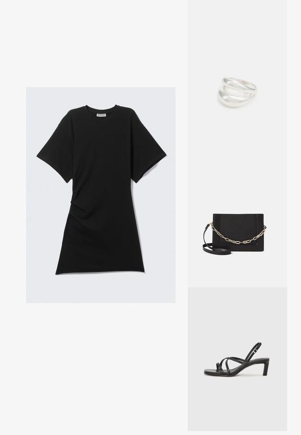 Schwarzes Baumwoll-T-Shirt-Kleid mit einem runden Halsausschnitt, kurzen Ärmeln, seitlichen Raffungdetails und einem geraden Saum. Glatte Textur und lässiges Design.; Schwarze Sandale mit Riemchen, quadratischer Zehenform und niedrigem Blockabsatz. Verfügt über mehrere dünne Riemen und einen verstellbaren Knöchelriemen. Hergestellt aus glattem Leder.; Schwarze Leder-Crossbody-Tasche mit glatter Textur, rechteckiger Form und metallic-kettendetail auf der Vorderseite. Verstellbarer Gurt inklusive.; Silberner Doppelring mit einer glatten, polierten Oberfläche. Verfügt über ein fließendes, kurviges Design mit überlappenden Abschnitten für einen modernen Look.