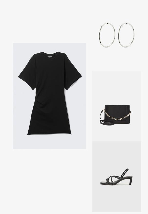 Černé bavlněné šaty ve tvaru trička s kulatým výstřihem, krátkými rukávy, detaily na boku a rovým lemem. Hladká textura a neformální design.; Černé sandály na tenkém podpatku se čtveratou špičkou a nízkým blokovým podpatkem. Mají několik tenkých popruhů a nastavitelné zapínání okolo kotníku. Vyrobeny z hladké kůže.; Černá kožená crossbody taška s hladkým povrchem, obdélníkovým tvarem a kovovým řetízkem na přední straně. Součástí je nastavitelný popruh.; Stříbrné kruhové náušnice s hladkým, lesklým povrchem. Kružnicový tvar, rovnoměrná šířka, navrženy pro snadné zapínání. Jednoduché a elegantní.