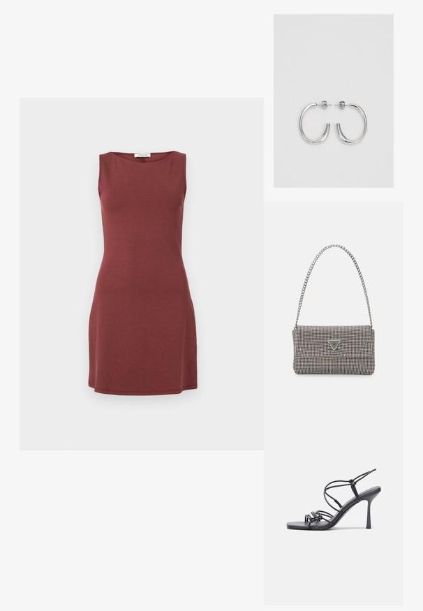 Hame vestido sin mangas de un color rojo profundo, hecho de una tela suave. Presenta un escote redondo y una silueta ajustada que se ensancha ligeramente en el dobladillo.; Mustat korkokengät sandaalit, joissa on ohuet hihnat solmittuna, sileä neliön muotoinen varvasosa ja tyylikäs stiletto-korko.; Vaalea harmaa metallinen käsilaukku, jossa on ketjusanka. Laukku on koristeltu pienillä pyöreillä metallikoruilla ja kolmion muotoisella brändilogolla.; Hopehopeet hopehopeet hopehopeet hopehopeet, jolla on sileä, kiiltävä pinta. Pyöreä muoto, kevyt rakenne, jossa on neulakiinnitys.