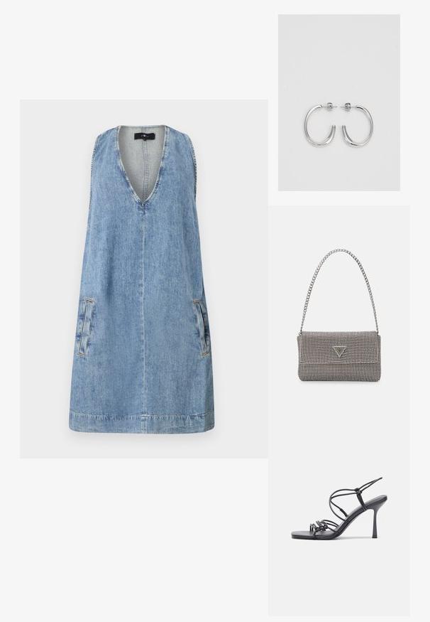 7 for all mankind V NECK DRESS - Haljina od trapera - arizona; Crne sandale na visokoj potpetici imaju tanke trake s čvorastim dizajnom, glatki kvadratni vrh i elegantnu stiletto petu.; Svijetlosivi metalik ruksač s lancem, ukrašen malim okruglim metalnim zakovicama i trokutastim logotipom marke.; Srebro naušnice u obliku prstena s glatkom, sjajnom završnom obradom. Zaobljenog oblika, laganog dizajna, s kopčom na poleđini.