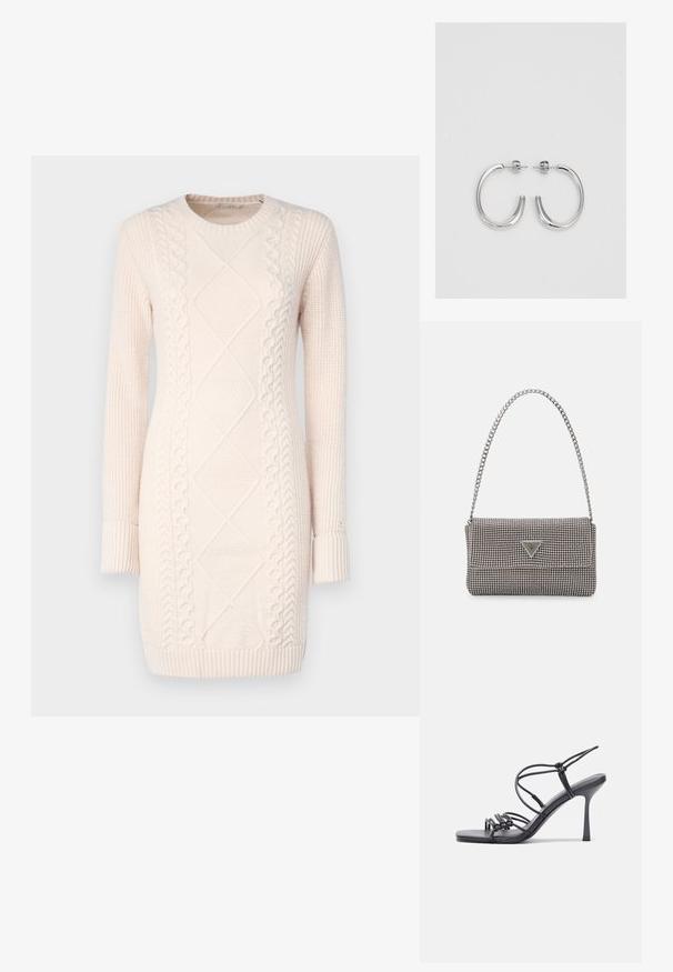 Stickad klänning i ljus rosa med texturerade mönster, rund halsringning, långa ärmar och ribbade muddar och fåll.; Svarta högklackade sandaler har tunna remmar med en knuten design, en slät fyrkantig tå och en smal stilettklack.; Ljusgrå metallisk handväska med kedjestropp, prydd med små cirkulära metallnitar och en triangulär logotyp.; Silver hoopsörhängen med en slät, glänsande yta, med en böjd form och post-stängning. Minimalistisk design med en modern finish.