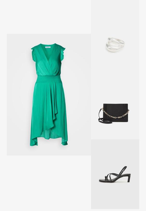 Robe verte en tissu lisse avec un décolleté en V, des manches courtes volantes, une taille smockée et une jupe asymétrique drapée.; Sandale noire à lanières avec un bout carré et un petit talon bloc. Elle présente plusieurs fines lanières et une sangle de cheville ajustable. Fabriquée en cuir lisse.; Sac bandoulière en cuir noir avec une texture lisse, de forme rectangulaire et un détail en chaîne métallique à l'avant. Sangle réglable incluse.; Bague en argent à double bande avec une surface lisse et polie. Présente un design fluide et courbé avec des sections qui se chevauchent pour un look moderne.
