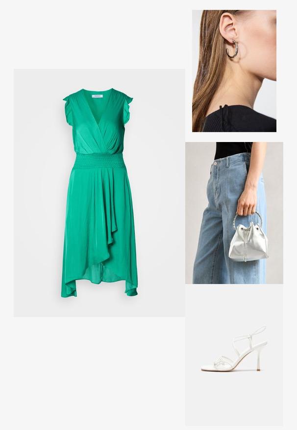 Žalia suknelė, pagaminta iš lygaus audinio, su V formos iškirpte, trumpomis volanėlėmis, raukinėta juosmens dalimi ir asimetriškai krentamu sijonu.; Baltas dirželis su aukštu kulnu sandalai su plokščiu pirštu, tekstūruota priekinė dalis su susiraukšlėjimais ir plonas kulkšnies dirželis.; Metalinis sidabrinis kibirėlis su tekstūruota apdaila, papuoštas sidabriniu apvaliu rankeniu ir raišteliu, laikomas prieš šviesiai mėlynus džinsus.; Sidabrinė lankinė auskarai su poliruotu paviršiumi, turintys mažus auksinius akcentus ir apvalią formą, dėvimi ant ausies kaušelio.