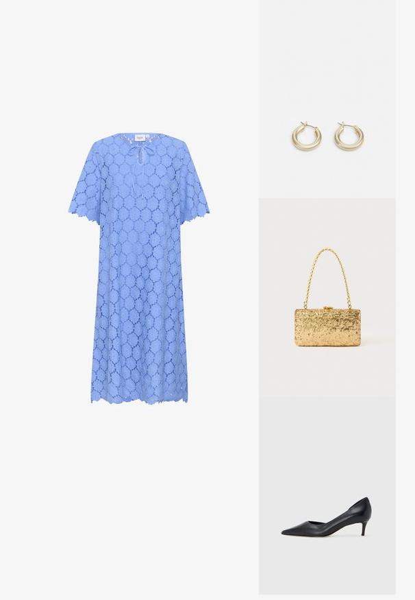 Világoskék csipkés ruha rövid ujjakkal, kerek nyakkivágással és elöl megkötős részlettel. Ráncos szegély és virágmintázat díszíti az egész ruhát.; Fekete bőr magassarkú cipő hegyes orral és alacsony sarokkal. Sima felülettel és enyhe fényű kialakítással rendelkezik. Az elején nyitott részlet a fokozott díszítésért.; Arany flitteres clutch táska, téglalap alakú, csavart lánckarabinerekkel és fém záródással, mely fényt tükröz a textúrált felületének köszönhetően.; Lauren Ralph Lauren BASIC SMALL HOOP - Fülbevalók - gold-coloured