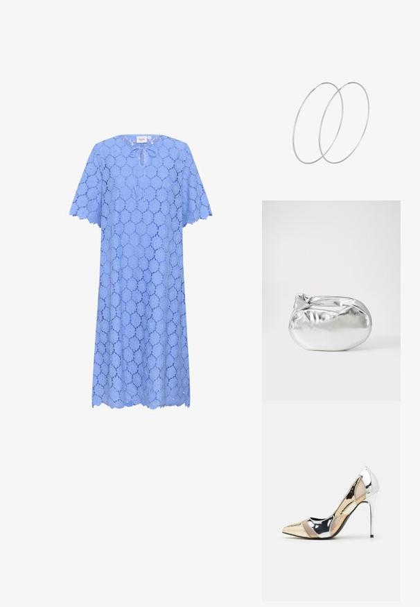 Gaiši zilas mežģīņu kleita ar īsām piedurknēm, ar apaļu izgriezumu un jostas detaļu priekšā. Sānu maliņas ar viļņveida formu un ziedu raksts visā kleitā.; Apspīlēta augstpapēžu kurpe ar zeltītu, sudrabi un neitrālu krāsu kombināciju. Spīguļojoša virsma ar izgriezuma dizainu, aprīkota ar stiletto papēdi.; Sudraba metāliska poga somiņa ar mīkstu, noapaļotu formu un mezgla augšējo aizdari. Izgatavota no gludas mākslīgās ādas materiāla.; Sudraba gredzenveida auskari ar minimālistisku dizainu. Cirkulāra forma, gluda tekstūra un plāns profils. Vieglu svaru ar spīdīgu apdari.
