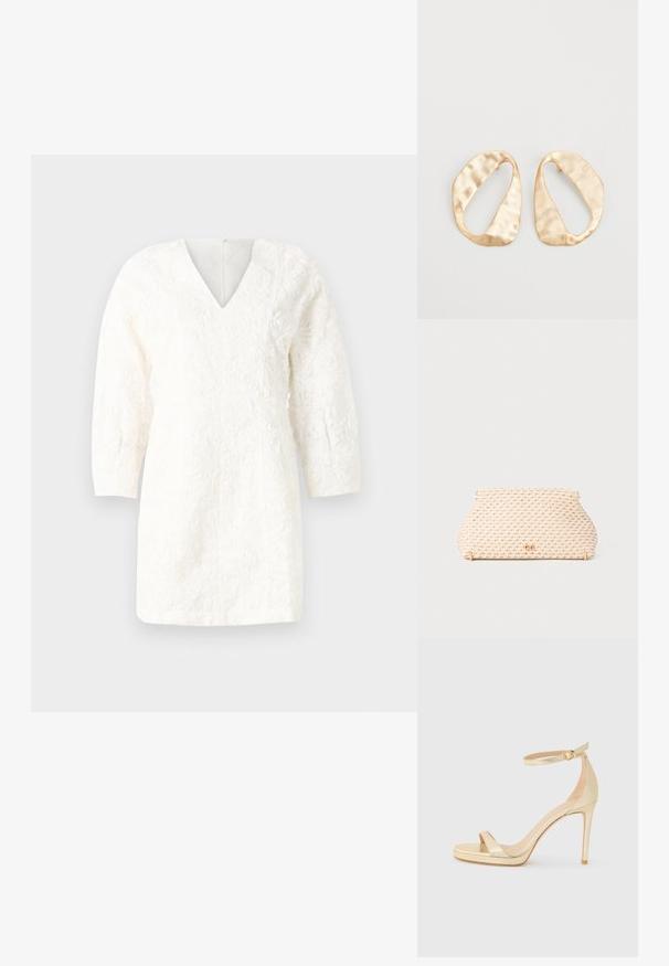 Fehér ruha V-kivágással, háromnegyedes ujjal és texturált virágmintákkal. Egyenes fazon sima felülettel és hátsó cipzáras záródással.; Arany fémes, magas sarkú szandál nyitott orral, bokapánttal és csattal, valamint emelt talppal a magasabb magasságért. Simaság érzet.; Fonott bézs színű kézitáska kerekded formával, arany tónusú fém kiegészítőkkel és texturált mintázattal. Zárómechanizmus a tetején.; Egy pár szabálytalan, ovális formájú, aranyszínű fém fülbevaló, enyhén kalapált felülettel, fehér háttéren.
