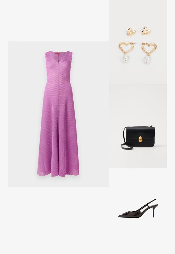 Ärmeløs, V-hals kjole i lys lilla med diagonal folder, flydende silhuet og en glat tekstur.; Sort patenteret læder slingback sko med spids tå, minimalistisk design, lille cirkulært pynt på vampskindsdelen og slank hæl.; Sort læderhandbag med en struktureret rektangulær form. Har et gyldent ovalt lås og en tynd skulderrem. Glat tekstur.; Guldtonede hjerteformede øreringe med en tekstureret overflade, prydet med en hængende perleaccent. Inkluderer matchende hjerteformede studs.