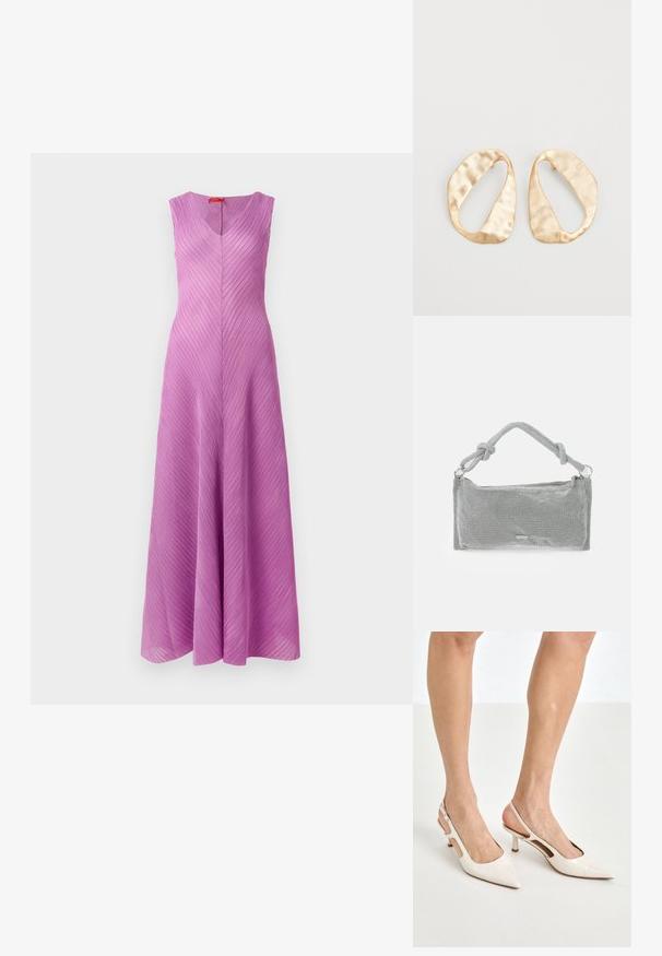 Mouwloze V-hals jurk in lichtpaars met diagonale plooien, vloeiende silhouette en een gladde textuur.; Beige gepatineerde leren slingback hakken met een spitze neus en een hak van 5 cm, met uitsparingen aan de zijkanten en een dunne enkelband.; Zilveren mesh handtas met een geknoopte handgreep, rechthoekige vorm, gestructureerd oppervlak en ritsluiting. Eenvoudig, modern ontwerp met minimale accenten.; Een paar onregelmatig ovale, gouden metalen oorbellen met een gestructureerd, lichtgehamerd oppervlak op een witte achtergrond.